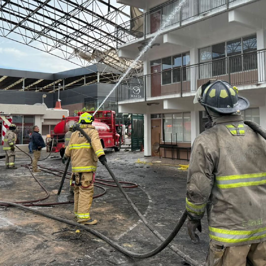 Bomberos controlan incendio en Colegio Cenca en Metepec. Foto: Bomberos de Metepec